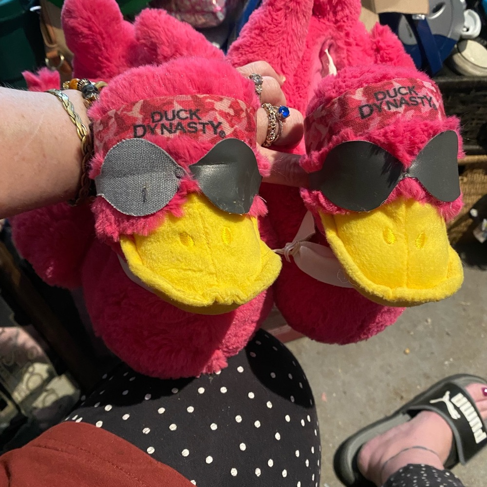 Duck dynasty pink slippers